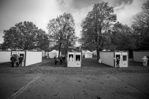 Centro de pruebas masivas en Eslovaquia. A dos tercios de la población se le aplicaron las pruebas, a la cual se le aisló en cuarentena para evitar el contagio al resto de la población. Foto: EFE.