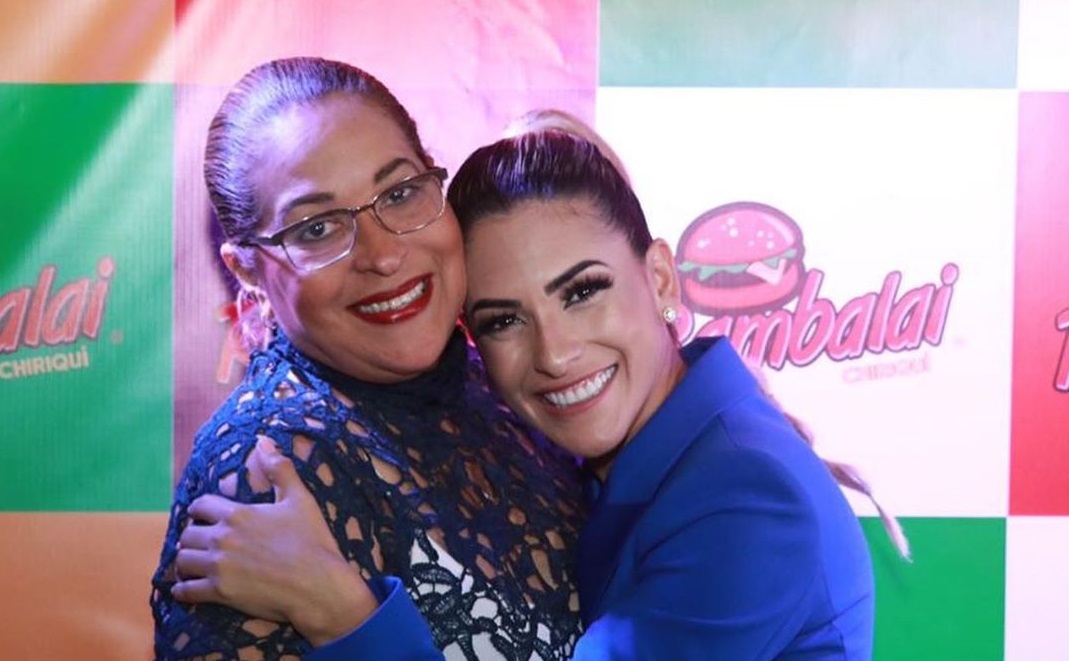 Jacky Guzmán y la señora Mara, en la apertura del negocio de la expresentadora. Foto: Instagram