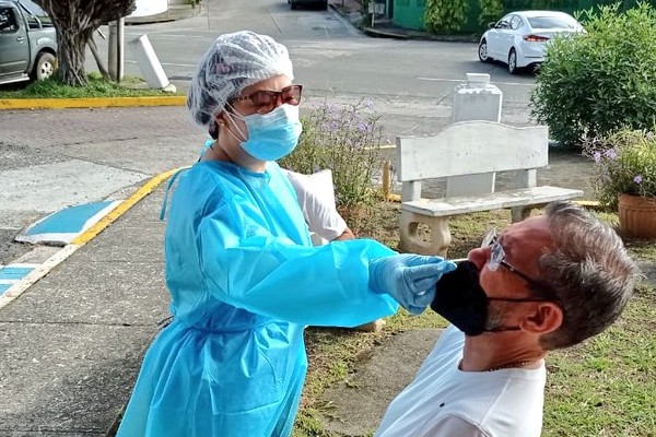 A los vendedores ambulantes también se les ha hecho prueba de la COVID-19 como medida de prevención ante el virus.