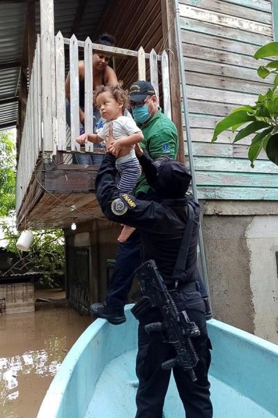 Hacia las 2:00 de la tarde hora local continuaban saliendo damnificados a pie, algunos con pocas pertenencias, de algunas zonas inundadas como Ciudad Planeta, jurisdicción de La Lima, donde muchas personas llevan dos días subidos en el techo de sus casas por lo difícil que resulta acceder en lanchas para rescatarlos. Foto: EFE