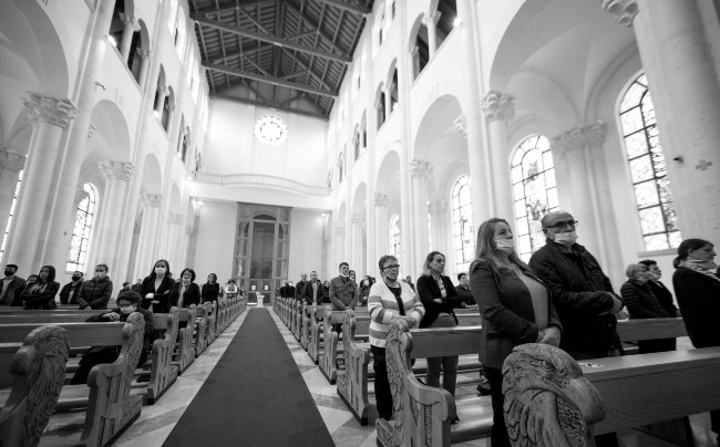 Vivir la misa, donde me encuentro, es un privilegio, un regalo a todas luces inmerecido de la misericordia divina. Foto: EFE.