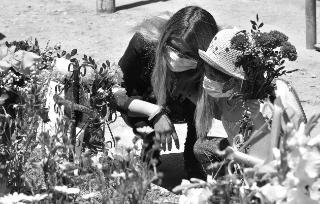 Acudir, por tanto, a las tumbas es como licuarse en la poesía del silencio y en la soledad del tiempo. Foto: EFE.