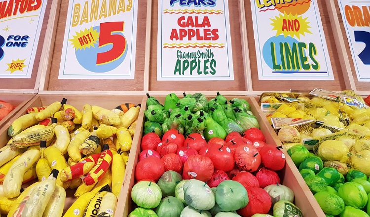 Vista de frutas y verduras hechas con bolsas de plástico, en la plaza de Times Square, en Nueva York.
