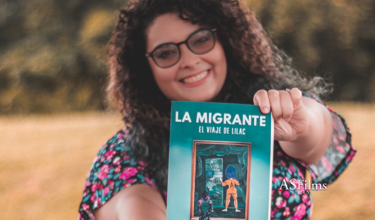 Laisy Montenegro y su obra 'La Migrante: El viaje de Lilac'. CORTESÍA