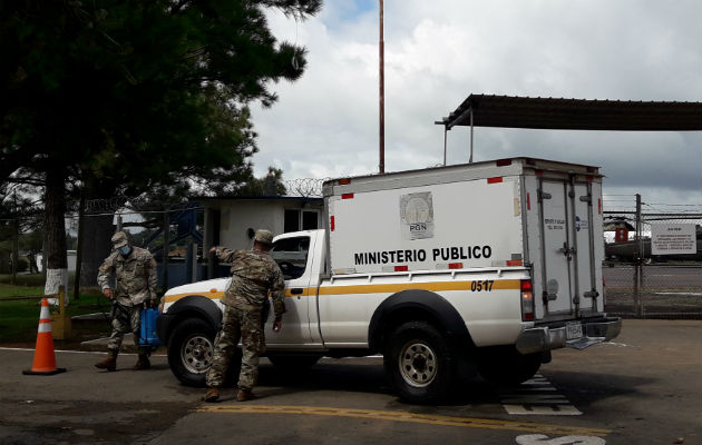 Funcionarios de Criminalística y del Ministerio Público realizaron el levantamiento de los cuerpos. Foto: Mayra Madrid.