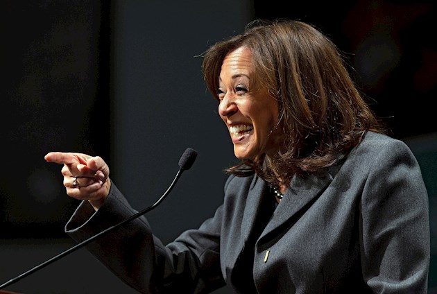 Kamala Harris, de 56 años e hija de padre jamaicano y madre india, publicó poco antes otro mensaje en Twitter en el que aseguraba que estas elecciones no solo se trataban de Biden o de ella.