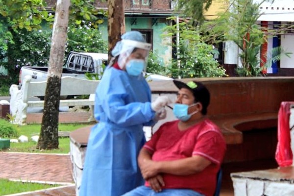 Personal del Minsa junto a la CSS realizaron pruebas rápidas en el Parque San Isidro del Distrito de Soná, en Veraguas.