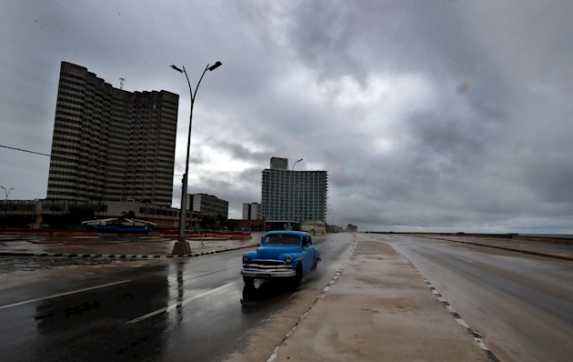 La tormenta tropical se desplaza rápidamente (14 millas por hora o 22 km/h) hacia el noroeste y pasará junto a los Cayos de Florida a lo largo de la próxima madrugada.