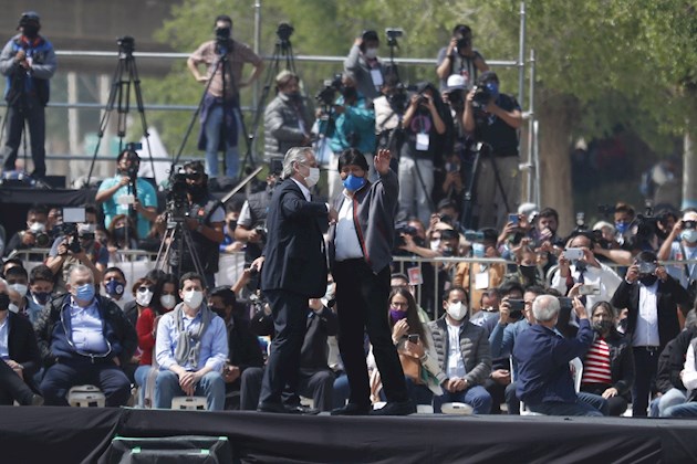 El ex presidente Morales cruzó desde Argentina la frontera en la localidad boliviana de Villazón, donde le esperaba un multitudinario recibimiento.