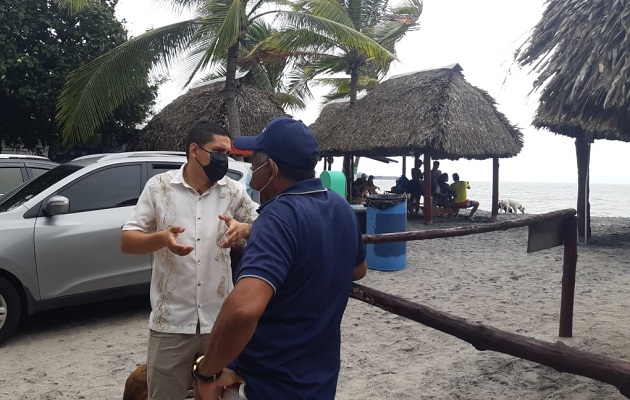 Las personas aprovechan el tiempo libre para ir a playas y ríos.