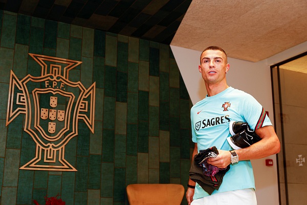 El jugador portugués Cristiano Ronaldo, a su llegada anoche a la Ciudad del Fútbol (Lisboa). Foto:EFE