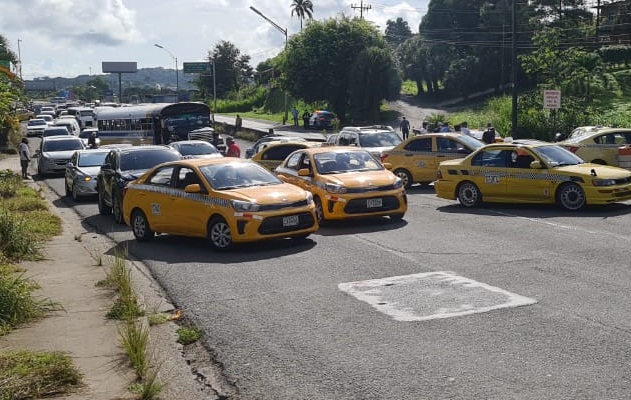 Los transportistas, afiliados a distintas concesionarias, cerraron el paso hacia la ciudad capital, provocando un severo congestionamiento y altercado con otros conductores.