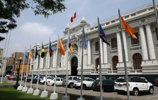 Sede del Congreso peruano en el centro de Lima (Perú), donde ha sido juramentado Flores-Aráoz. Foto: EFE 