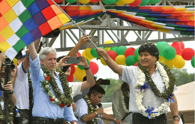 Miles de seguidores aclamaron e Evo Morales como si siguiera siendo presidente, en Chimoré, zona cocalera. Foto: EFE.