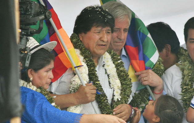 Miles de seguidores aclamaron e Evo Morales como si siguiera siendo presidente, en Chimoré, zona cocalera. Foto: EFE.