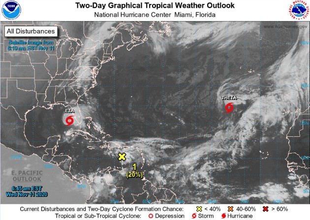 Actualmente (información de las 7:55 am) se esta formando la onda tropical ubicada sobre el este del mar Caribe está produciendo una gran zona de lluvias y tormentas desorganizadas. 