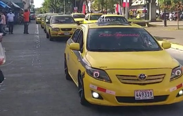 Los conductores de transporte selectivo en La Chorrera efectuaron una caravana hasta las instalaciones de la Autoridad de Tránsito y Transporte Terrestre (ATTT).