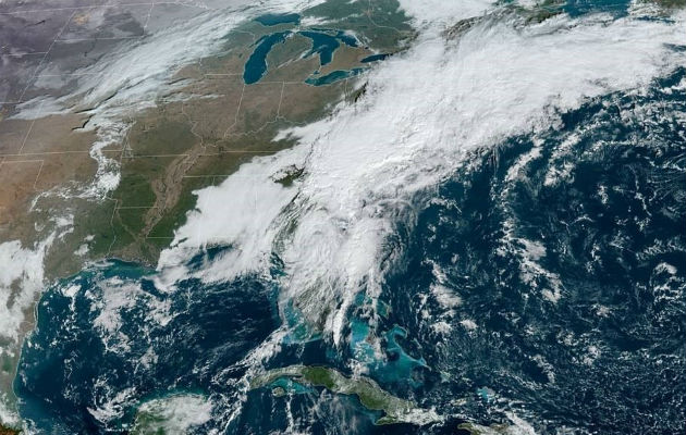 El centro de la tormenta tropical Eta atraviesa el norte de Florida con fuertes vientos y lluvias en dirección al Atlántico. Foto: EFE.