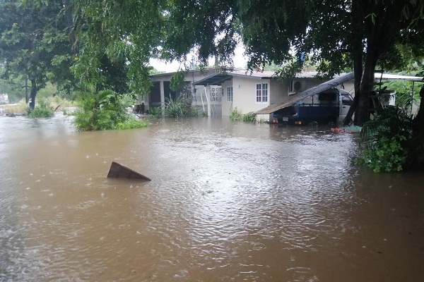 Varias calles en la provincia de Herrera fueron anegadas por las lluvias. Foto/ Thays Domínguez