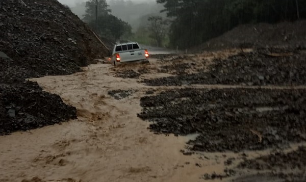 El vehículo quedó en medio del lodo y la corriente de agua.