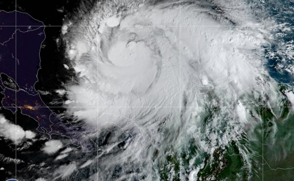 Imagen satelital del huracán Iota