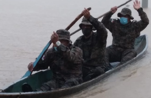 Miembros del Senafront tratan de apoyar a la comunidad afectada por las inundaciones en Darién.