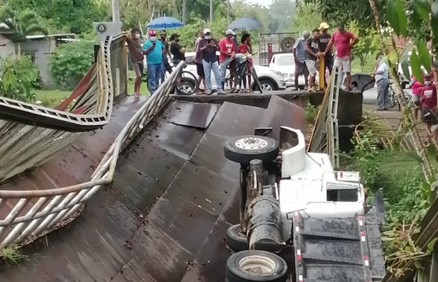 Personal del Servicio Nacional de Fronteras (Senafront) acudió al lugar para brindarle los primeros auxilios al conductor quién aseguraba tener mucho dolor en el área cervical y el costado derecho.