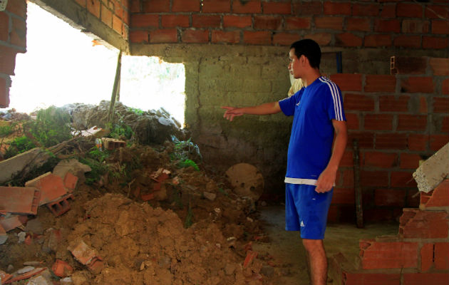 Un hombre muestras los destrozos a su vivienda por inundaciones a causa del paso de huracán Iota en Cartagena de Indias (Colombia). Foto:EFE