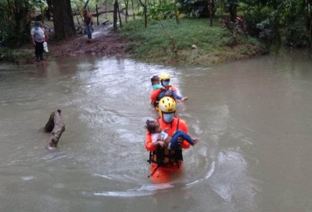 La Fuerza de Tarea Conjunta realiza evacuación de seis personas que quedaron aisladas por la crecida del río Tolerique, en Veraguas. Foto cortesía Presidencia de Panamá