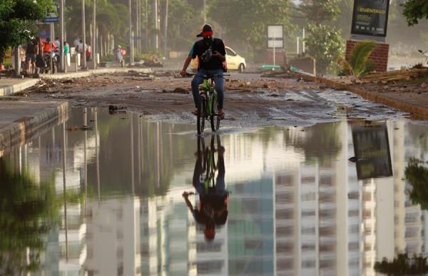 Iota es una tormenta tropical con vientos máximos sostenidos de 65 millas por hora (105 km/h) que se desplaza hacia el oeste con una velocidad de traslación de 12 millas por hora (19 km/h). Foto: EFE