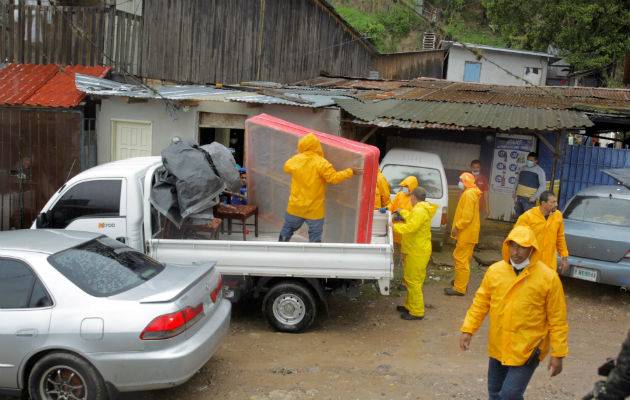 Evacuación obligatoria de habitantes, en la colonia El Edén, a causa del paso del huracán Iota en Tegucigalpa. Foto: EFE.