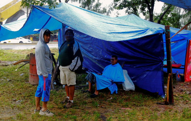 Evacuación obligatoria de habitantes, en la colonia El Edén, a causa del paso del huracán Iota en Tegucigalpa. Foto: EFE.