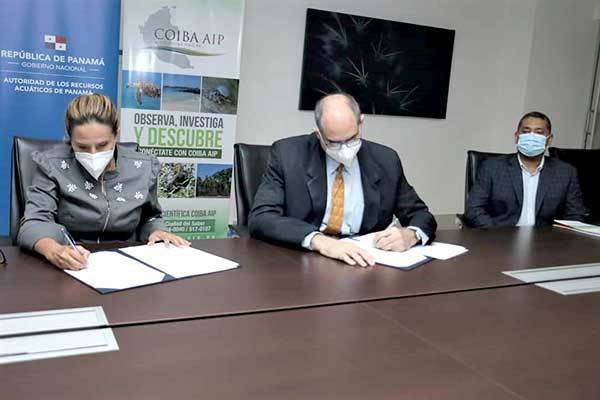 La directora de la Arap, Flor Torrijos, y presidente de la Junta Directiva de Coiba AIP, Víctor Sánchez Urrutia, firman el convenio. Foto cortesía