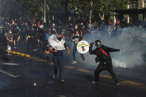 A diferencia de ocasiones anteriores, en las que el epicentro de la concentración es la Plaza Italia de la capital, esta vez el grueso de los manifestantes acudieron a las inmediaciones de la sede del Gobierno, el Palacio de la Moneda. Foto: EFE