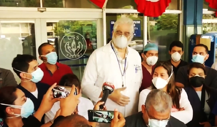 Un grupo de 23 médicos intensivistas del Complejo Hospitalario denunciaron que se les pone en riesgo por la falta de recursos.