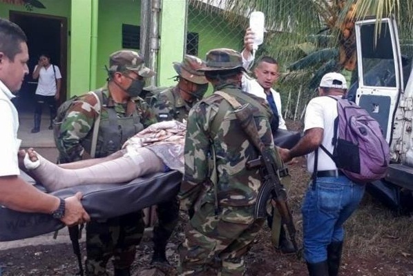 Miembros del sexto Comando Militar Regional del Ejército de Nicaragua, mientras realizan tareas de búsqueda, salvamento y rescate a personas que resultaron afectadas por un deslizamiento de tierra en la comunidad de San Martín de Peñas Blancas. Foto: EFE