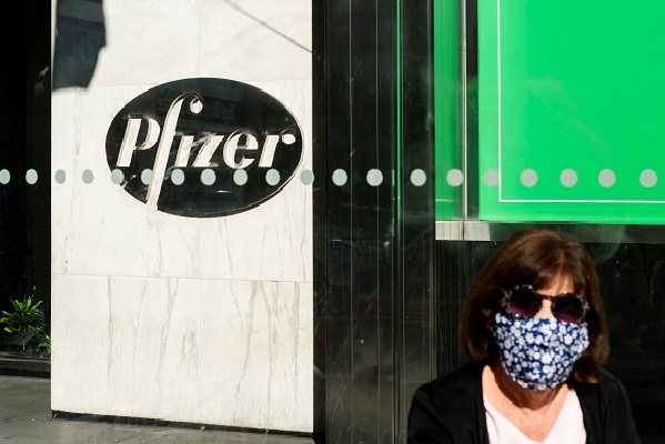 Pfizer informó en un comunicado que de aprobarse la solicitud, su vacuna podría empezar a distribuirse en diciembre por fases, comenzando por los grupos de alto riesgo, incluidos los trabajadores sanitarios, los ancianos y las personas con problemas de salud. Foto: EFE