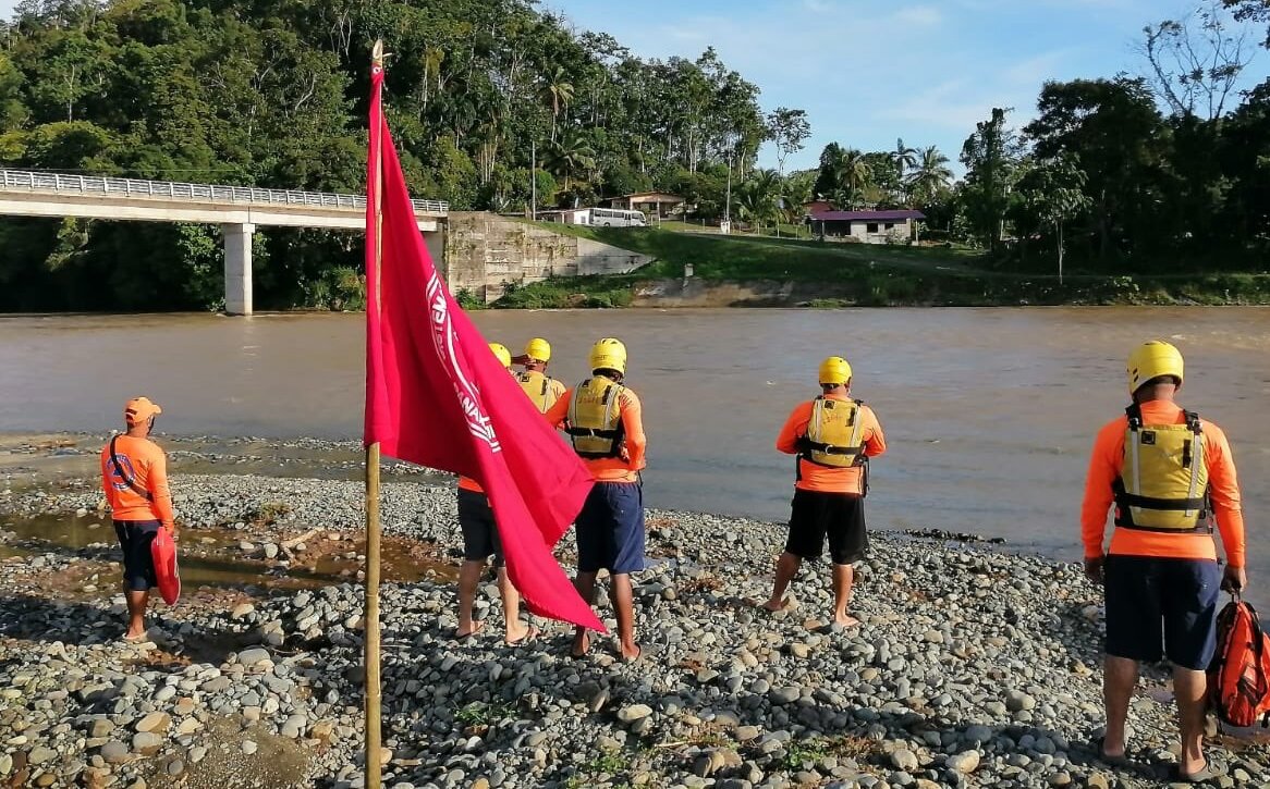 Prohibido bañarse en ríos y playas