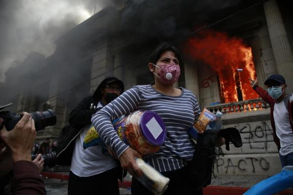 Los manifestantes fueron desalojados con el paso de los minutos mediante lanzamiento de bombas lacrimógenas por parte de la Policía Nacional Civil, obligándolos a dispersarse y evacuando la calle. Foto: EFE