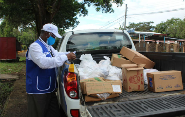 El personal del Centro de Operaciones de Emergencias de Veraguas suministra víveres y enseres. Foto: Melquiades Vásquez A.