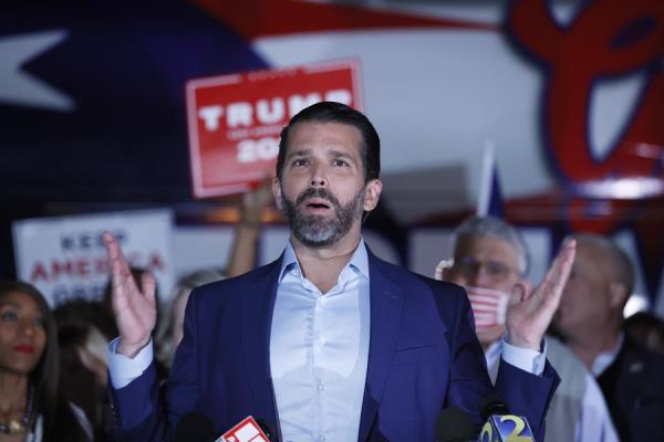 Donald Trump Jr, se suma a las docenas de asesores y miembros del círculo cercano de Trump que han sido contagiados por la enfermedad, que afectó al propio presidente a principios de octubre. Foto: EFE