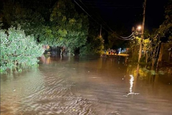 Un informe del Centro de Operaciones de Emergencia de Los Santos da cuenta que 70 personas, entre ellas 55 adultos y 15 niños resultaron afectados por la inundación. Foto: Thays Domínguez