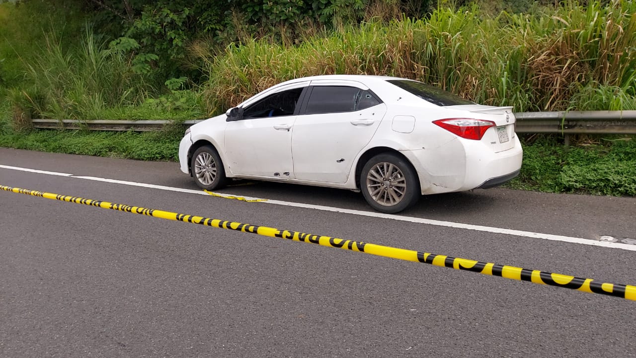 Vehículo donde viajaba el hombre herido de bala. Foto: Diómedes Sánchez S. 