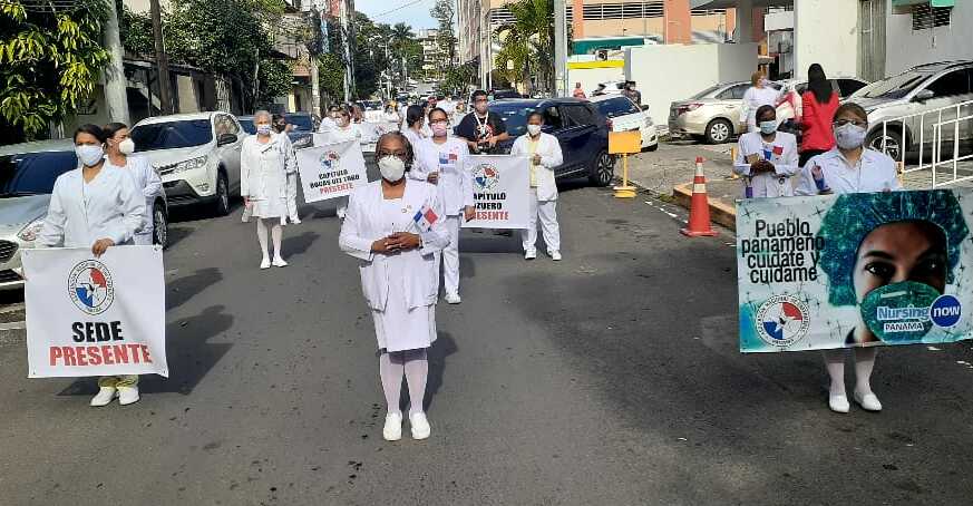 Las enfermeras marcharon hacia la Presidencia.