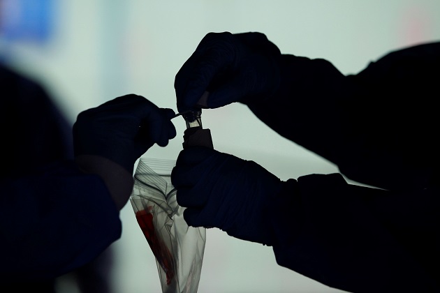 Los guantes de nitrilo son tres veces más resistentes a los pinchazos (resistencia a la perforación) que los guantes de caucho natural.