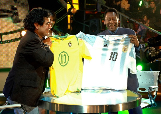 Maradona (izq.) y el ex futbolista basileño Pelé muestran camisetas de las selecciones de sus países durante el programa de TV de Maradona La noche del 10, el 16 de agosto de 2005. Foto:EFE