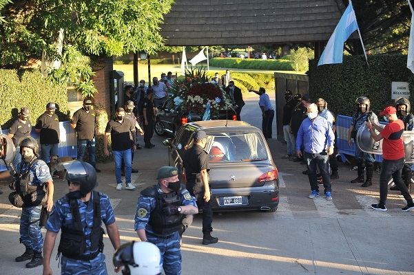 Decenas de hinchas caminan detrás del cortejo fúnebre. Foto:EFE