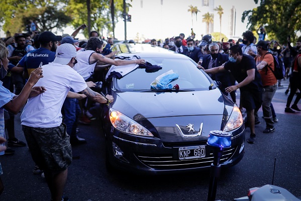 Hinchas rodearon el cortejo fúnebre de Diego Maradona durante su salida de la Casa Rosada. Foto:EFE