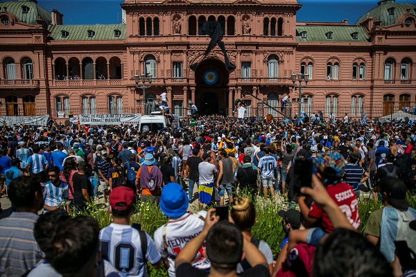 Simpatizantes de Diego Armando Maradona expresaban su afecto frente a la Casa Rosada . Foto:EFE