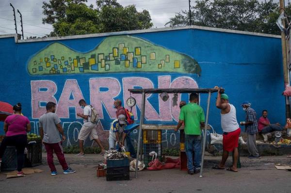 Vendedores informales son vistos en una calle, el 06 de noviembre de 2020, en Caracas